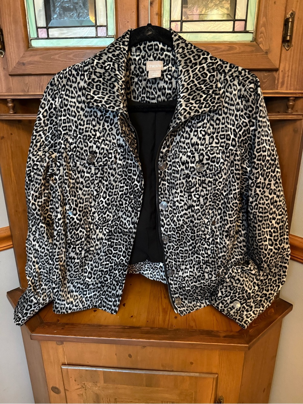 Chico’s Gray and Black Leopard Print trucker style Jacket Size 1/8/10